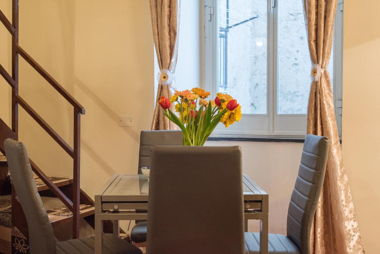 Centro, A Windows On The Monuments Apartment Naples